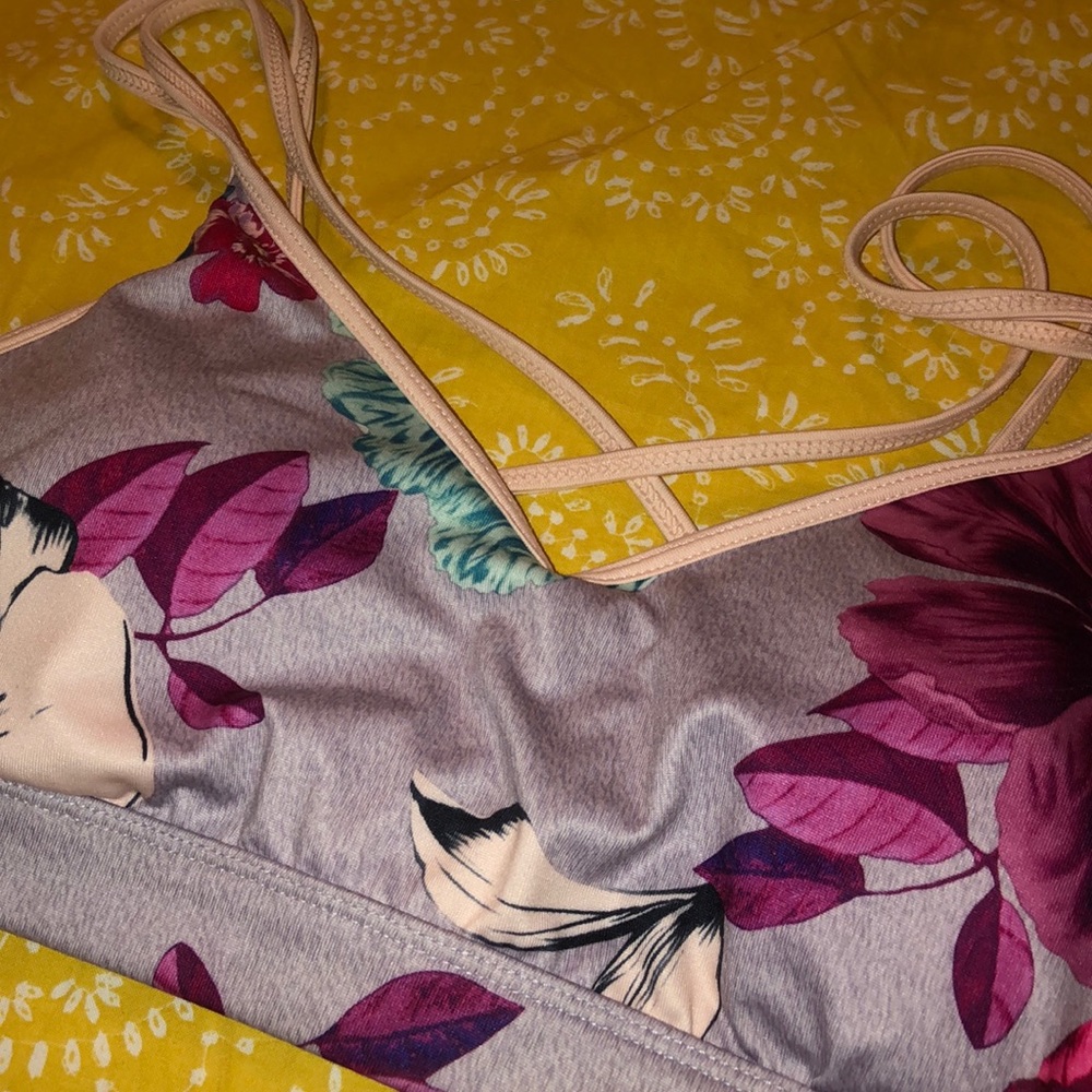(SOLD) Cute Floral Sports Bra 🌸✨